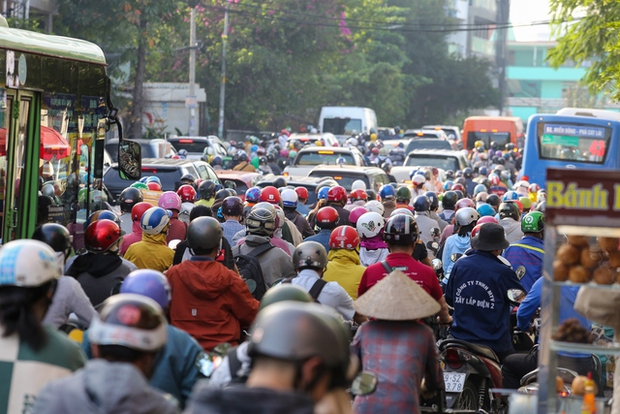 Đường phố ùn tắc kéo dài trong ngày đầu tiên trở lại đi làm năm 2023 - Ảnh 20.