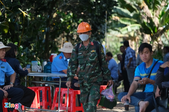 Rút ngắn thời gian kéo ống cọc có thi thể bé trai lên mặt đất