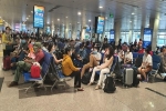 Nhiều gia đình tự lái ôtô về quê vì vé máy bay Tết khan hiếm