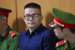 Hacker Nhâm Hoàng Khang bị áp giải đến tòa