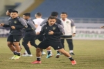 Tuyển Indonesia tập trên sân Mỹ Đình, cầu thủ lắc đầu chê mặt sân