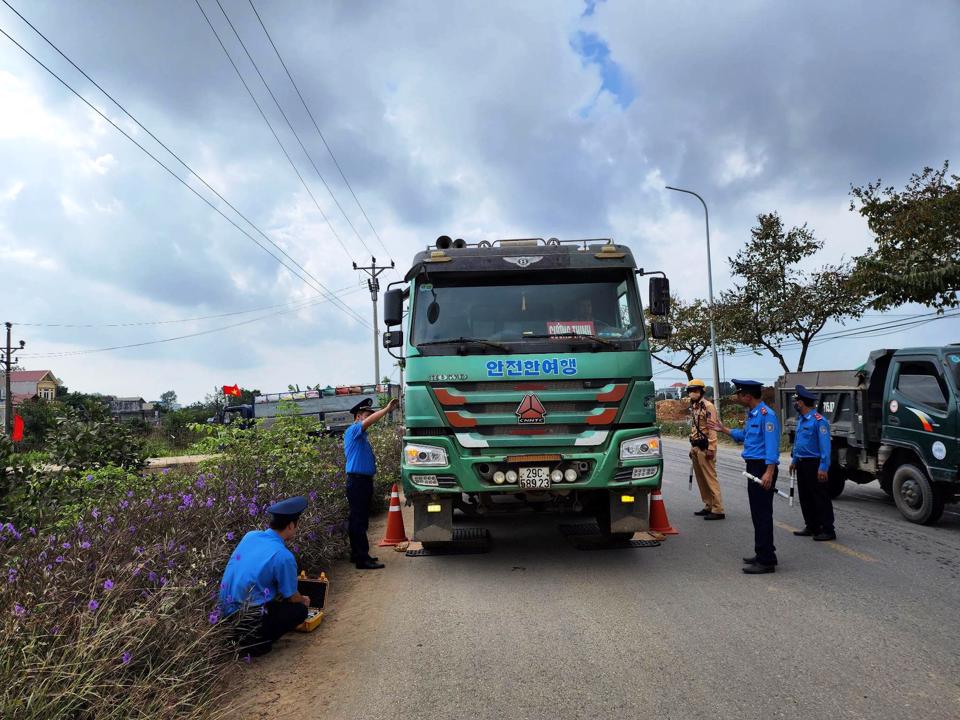 Cần có thêm nhiều sự phối hợp liên ngành giữa Bộ Công an và Bộ GTVT trong xử lý xe quá tải.