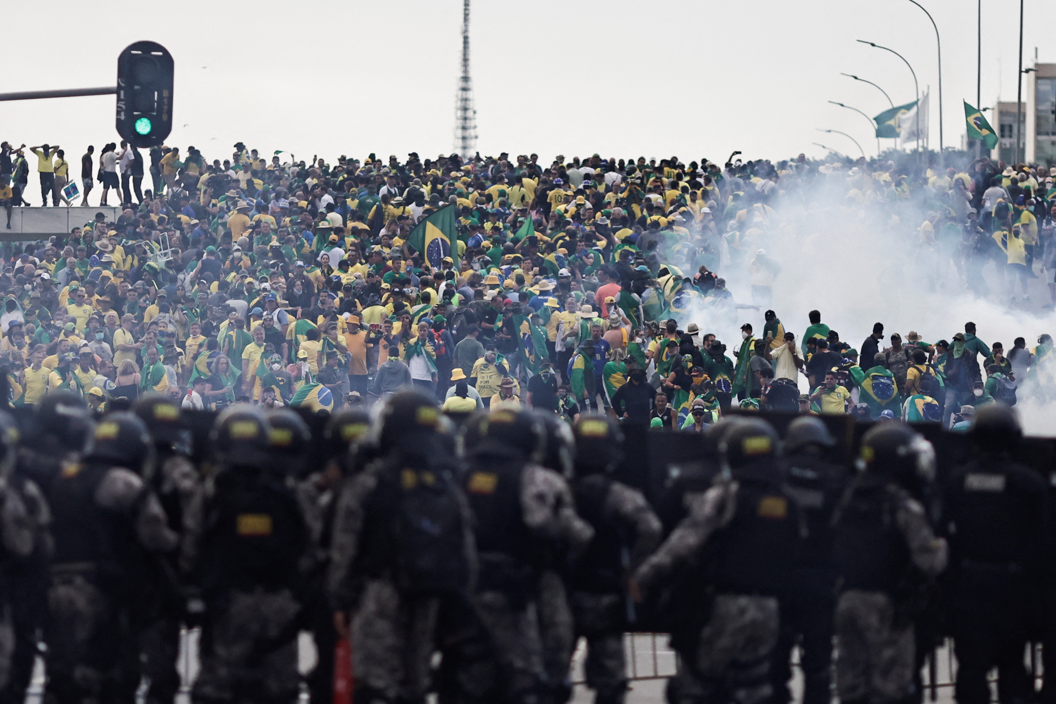 Đám đông ủng hộ ông Bolsonaro xông vào dinh tổng thống Brazil