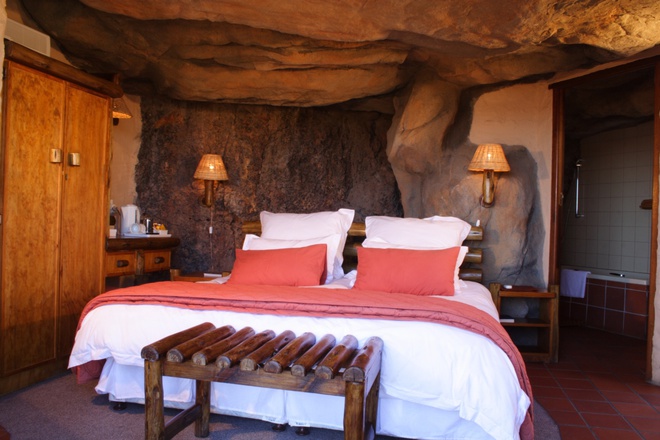 Những khách sạn, khu nghỉ dưỡng có vị trí kỳ lạ trên thế giới: Có nơi nằm trong một mỏ muối cũ - Ảnh 4.