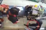 Clip: Người đàn ông cầm dao vào cướp cửa hàng tiện lợi lúc 3h sáng