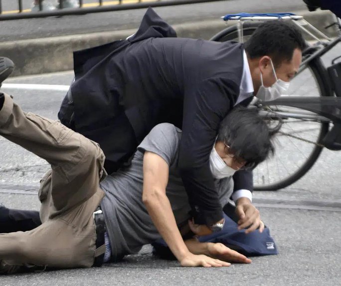 Nghi phạm ám sát ông Abe Shinzo bị truy tố tội danh giết người - Ảnh 1.