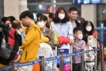 Sân bay Tân Sơn Nhất tấp nập người đi chơi Tết từ mờ sáng