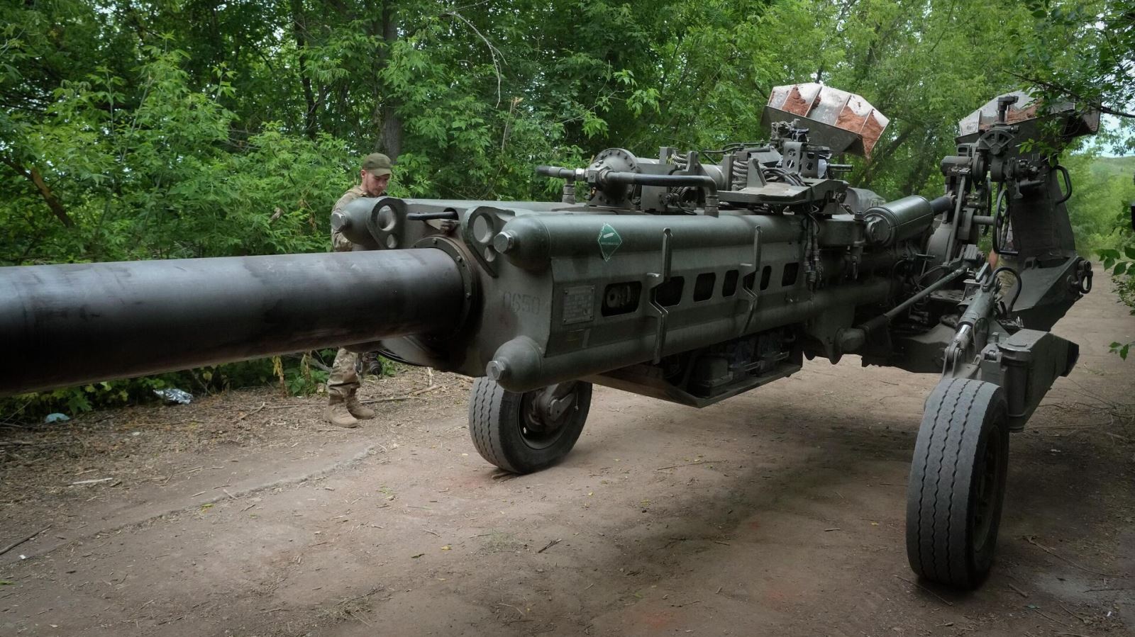 Binh sĩ Ukraine di chuyển một khẩu lựu pháo M777 do Mỹ cung cấp vào vị trí khai hỏa ở vùng Donetsk, ngày 18/6/2022. Ảnh: AP