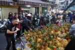 Hà Nội: 30 Tết, người dân chen chúc ở 'chợ nhà giàu' mua đồ cúng Tết