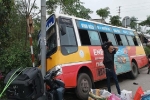 Đang lái xe buýt chở khách, tài xế bất ngờ bị 2 đối tượng tấn công