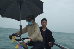Hai người đàn ông Trung Quốc đạp xe vượt biển đón năm mới
