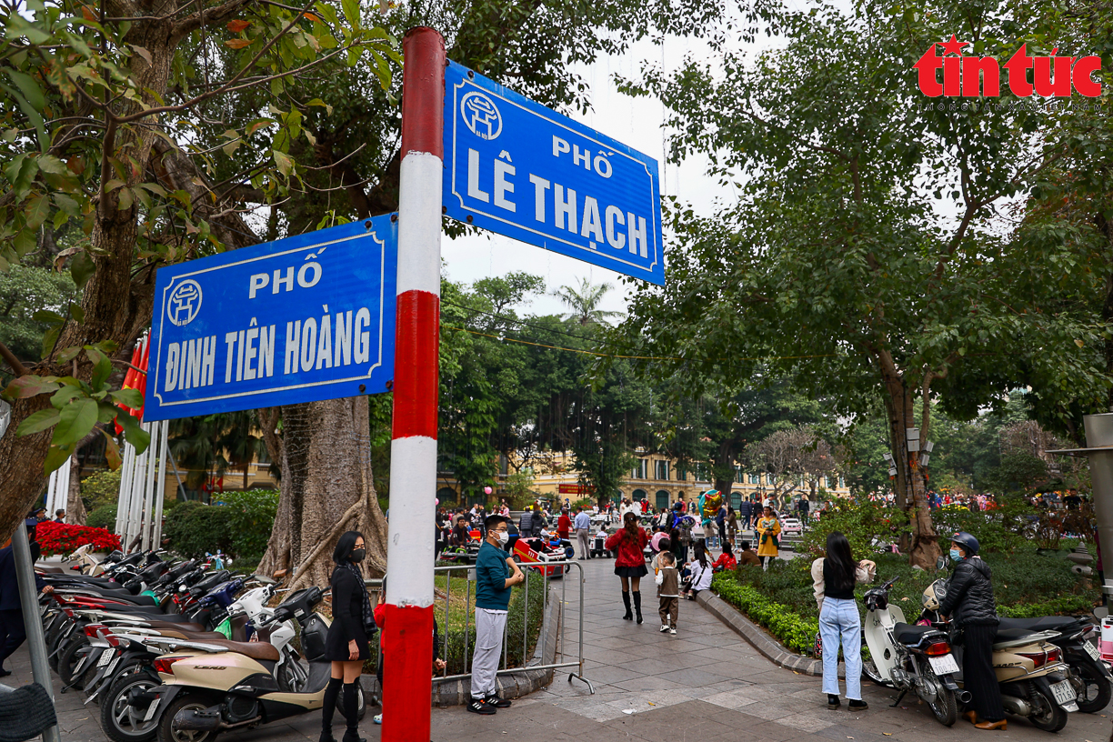 Một trong những tuyến phố trung tâm Hà Nội ghi nhận lượng du khách tăng đột biến là Đinh Tiên Hoàng.