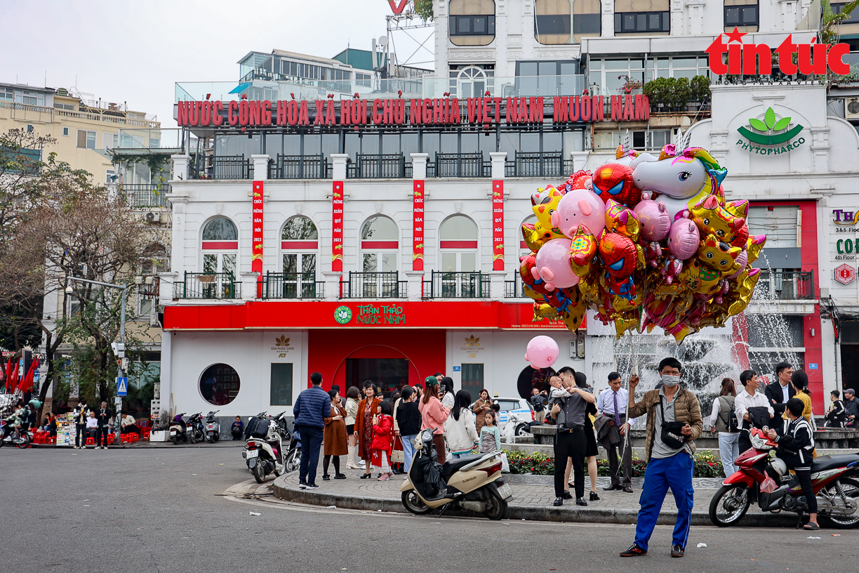 Trong tiết trời ấm áp, du khách thập phương đổ xô về Hà Nội du Xuân, mang đến không khí sôi động, náo nhiệt cho Thủ đô dịp Quý Mão 2023.