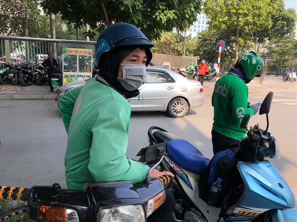 Những ngày Tết, nhiều khách hàng tại Hà Nội phải chật vật để gọi taxi, xe ôm công nghệ dù giá cước nhiều thời điểm tăng cao. Ảnh: Anh Tuấn