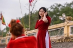 Giới trẻ diện áo dài du xuân, chụp ảnh tại di tích lịch sử Bạch Đằng