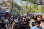 Hàng ngàn người dân chen nhau đi lễ chùa Phật Tích đầu Xuân