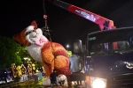 Công nhân tháo dỡ đường hoa Nguyễn Huệ trong đêm