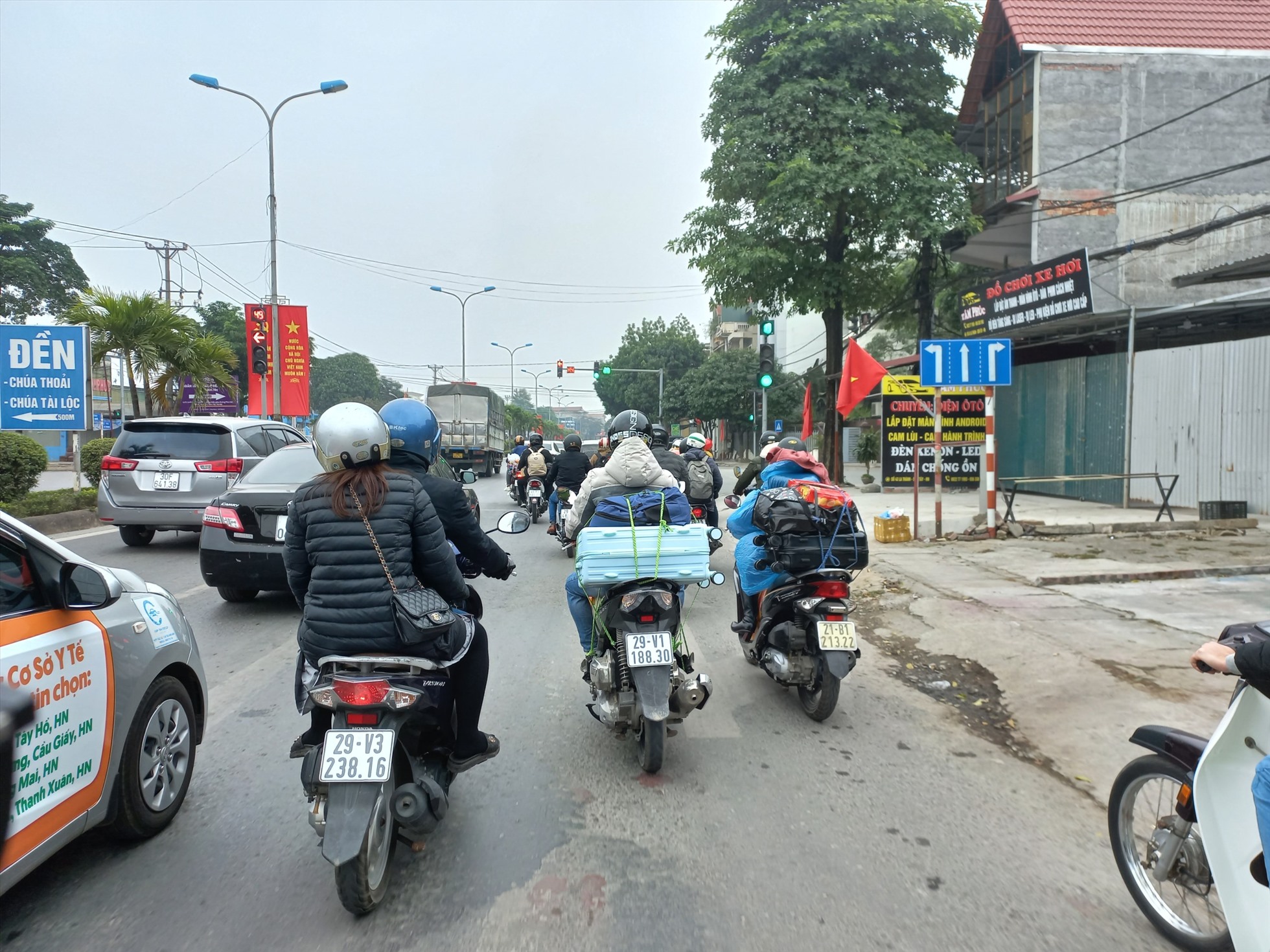 Nhiều người quyết định di chuyển bằng xe máy để tránh cảnh chen chúc trên đường quay lại Hà Nội. Ảnh: Lương Hạnh.