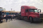 Hà Nội: Va chạm với xe đầu kéo, đoàn tàu Bắc - Nam hư hỏng nặng, một nữ nhân viên bị thương