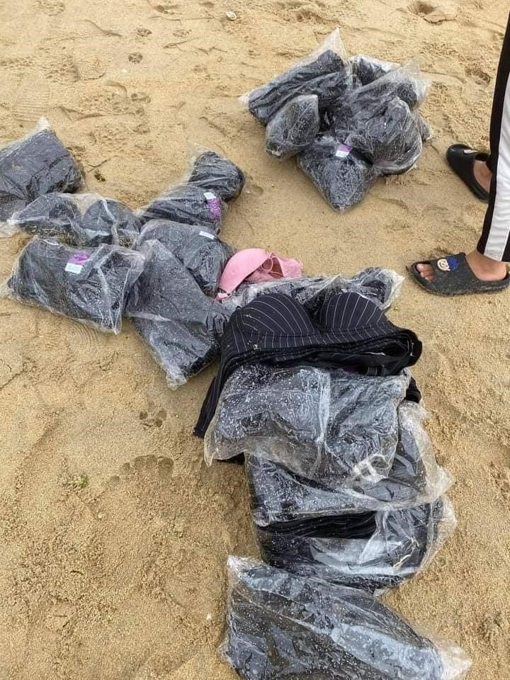 Hàng trăm chiếc áo ngực còn mới trôi dạt vào bờ biển phường Phổ Quang. Ảnh: Thu Huyền