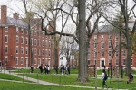 Sinh viên Harvard phản đối việc cho người quấy rối tình dục dạy học