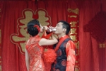 20 chàng trai ế vợ xếp hàng để xem mặt một cô gái ở Trung Quốc