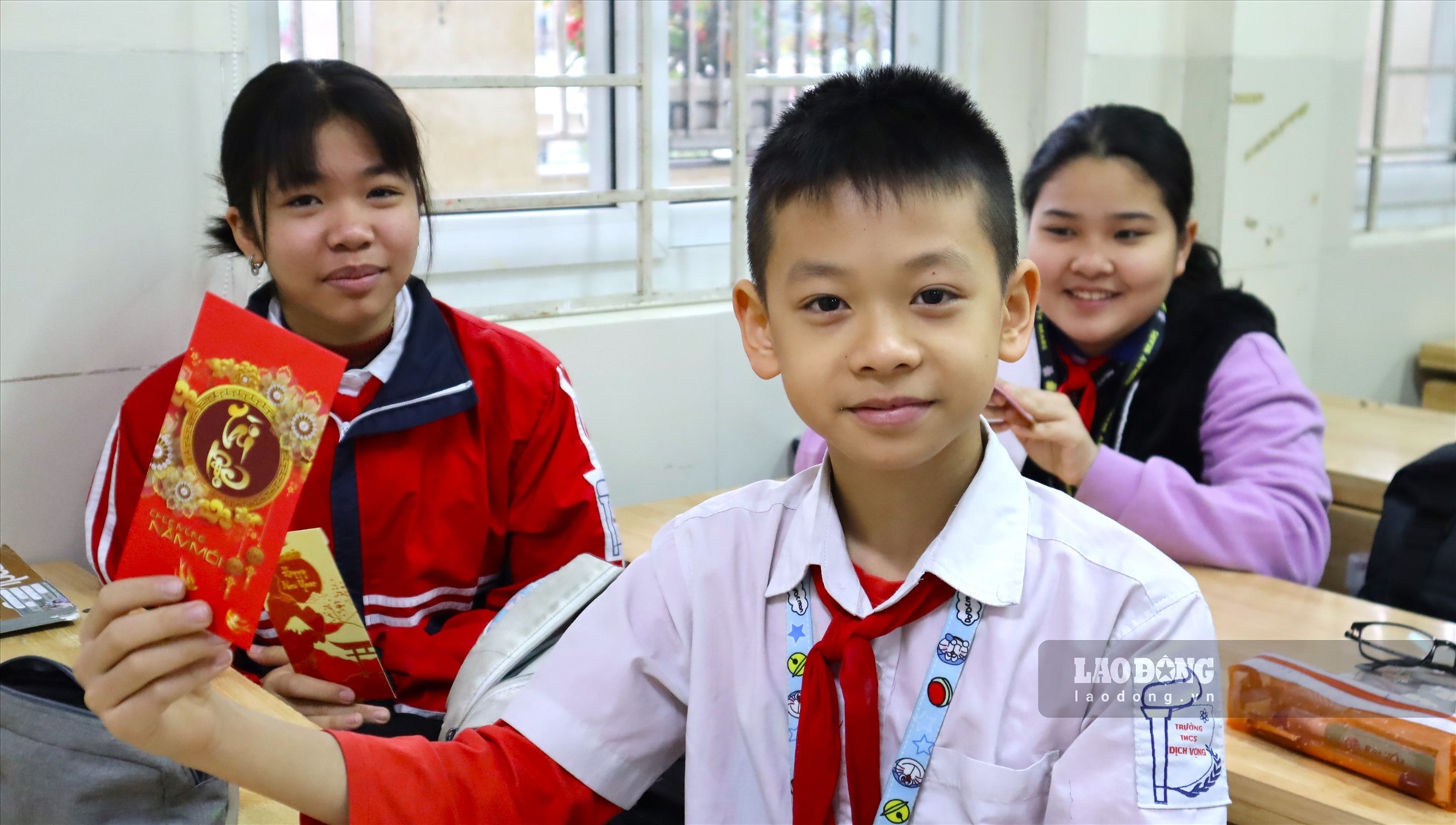 Học sinh háo hức nhận lì xì từ giáo viên chủ nhiệm trong buổi học đầu tiên sau kỳ nghỉ Tết. Ảnh: Minh Hà