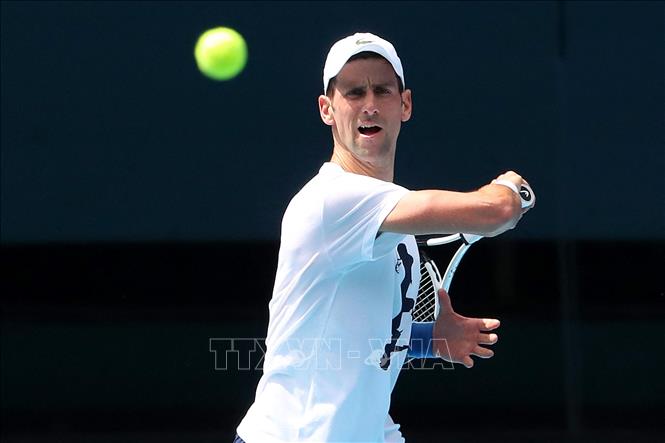 Tay vợt Novak Djokovic tập luyện trước giải quần vợt Australia mở rộng ở Melbourne, ngày 11/1/2022. Ảnh: AFP/TTXVN