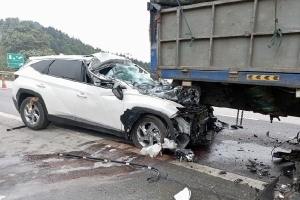 Hyundai Tucson nát đầu trên cao tốc, 2 người bị thương