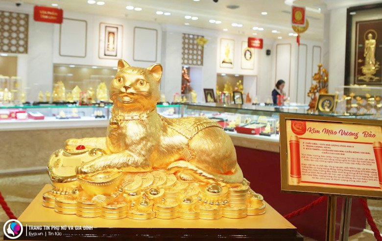 Xuất hiện mèo vàng 'khủng' nặng 48kg, được làm từ hơn 1.279 lượng vàng 9999 trước ngày vía Thần Tài tại Hà Nội