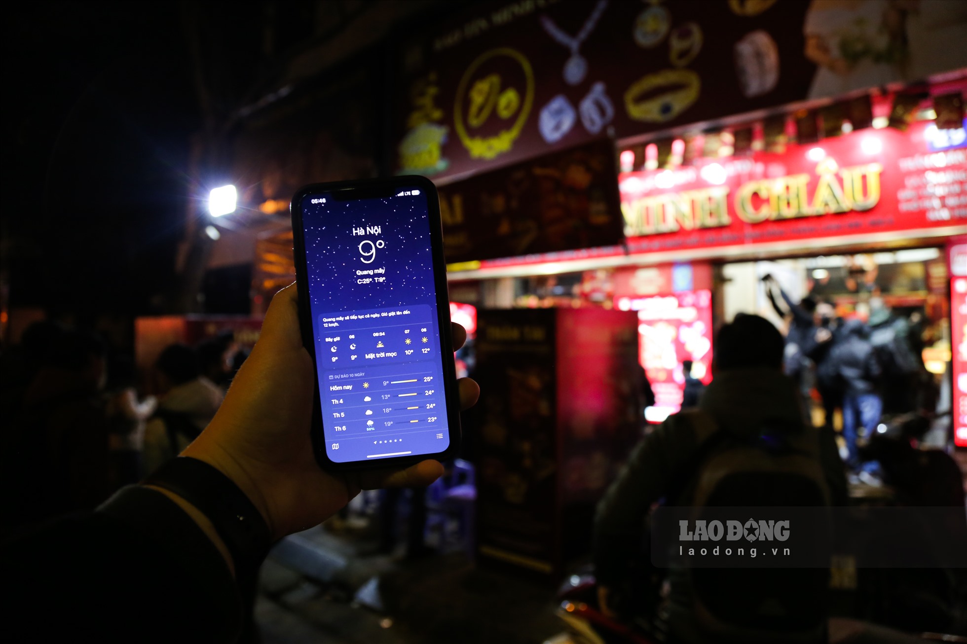 Gh nhận tại thời điểm 5h00 sáng, bất chấp thời tiết lạnh 9 độ C, nhiều người dân đã có mặt tại phố vàng Trần Nhân Tông (Hà Nội) để mua vàng lấy may vào ngày vía Thần tài.
