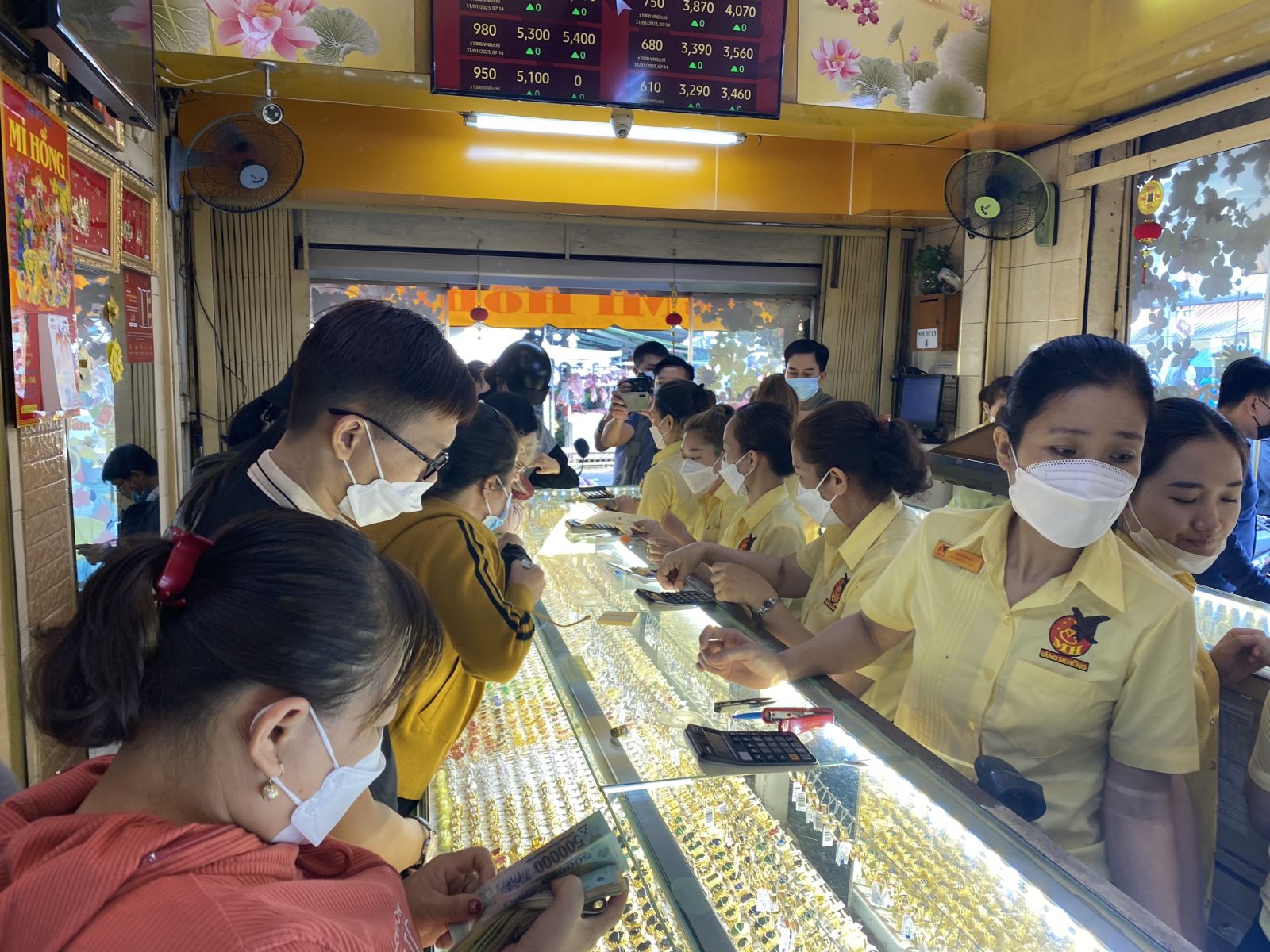 Ngày 31/1, người dân đến các cửa hàng vàng từ sớm tại TP.HCM để mua vàng cầu may trong ngày vía Thần tài