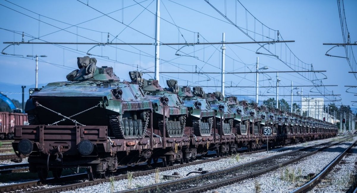 Xe chiến đấu bộ binh BMP M-80A của Slovenia hướng tới Ukraine, vào tháng 6/2022. Ảnh: Defense Express