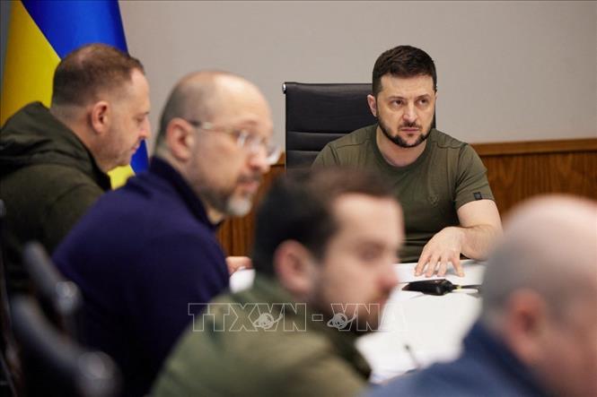 Tổng thống Ukraine Volodymyr Zelensky (phải) chủ trì một cuộc họp nội các ngày 2/4/2022. Ảnh: AFP/TTXVN