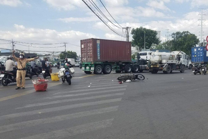 Tai nạn giao thông nghiêm trọng ở huyện Bình Chánh - Ảnh 1.