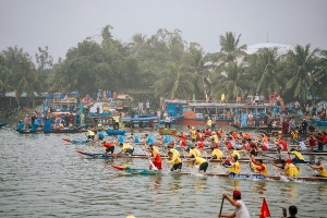 Người Hội An đội mưa xem giải đua ghe trên sông Thu Bồn