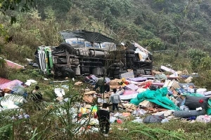 Xe tải mất phanh lao xuống vực sâu ở Hà Giang, nhiều người bị thương