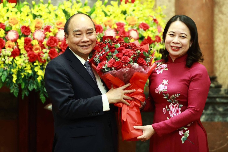 Quyền Chủ tịch nước Võ Thị Ánh Xuân tặng hoa ông Nguyễn Xuân Phúc. Ảnh: Nguyễn Khánh