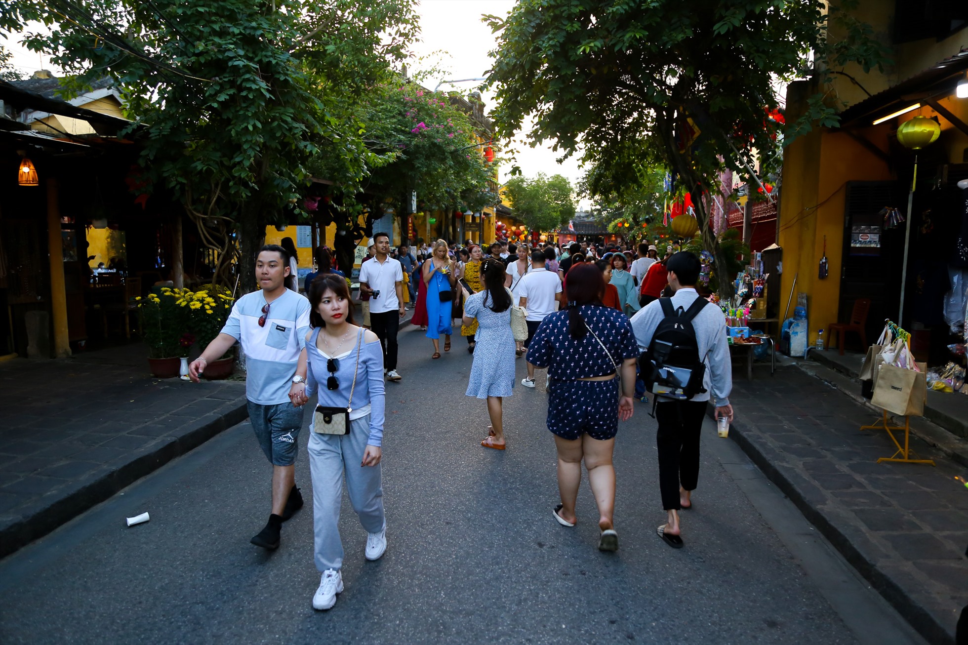 Dọc khu vực chùa Cầu, hay các tuyến đường Lê Lợi, Trần Phú, Bạch Đằng,… số lượng du khách càng về đêm đổ về càng đông, nhiều tuyến đường bắt đầu có hiện tượng tắc nghẽn.