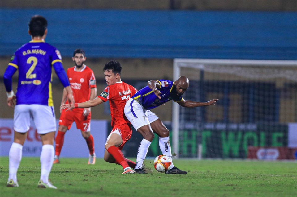 Hà Nội FC thi đấu mờ nhạt trong hiệp 1. Ảnh: Minh Dân