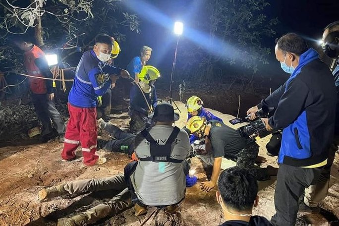 Thái Lan: Xuyên đêm cứu bé gái 19 tháng tuổi kẹt dưới giếng sâu 15m - Ảnh 1.