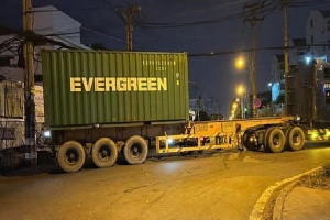 Cảnh tượng kinh hãi sau khi xe máy tông vào hông xe container ở TP Thủ Đức