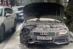 Xe Audi bốc cháy dữ dội ở Hà Nội