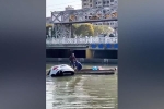 Hồi hộp theo dõi người dân cữu nữ tài xế thoát khỏi chiếc xe rơi xuống nước