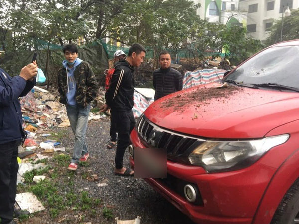 Hà Nội: Chậu hoa từ tầng cao chung cư rơi làm vỡ kính chắn gió ô tô