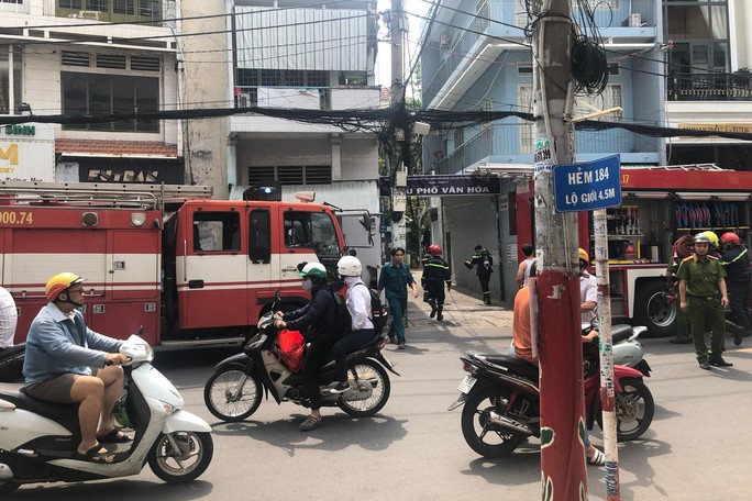 Xuất hiện tiếng nổ cùng mùi nồng nặc tại nhà 5 tầng ở quận Phú Nhuận - Ảnh 2.