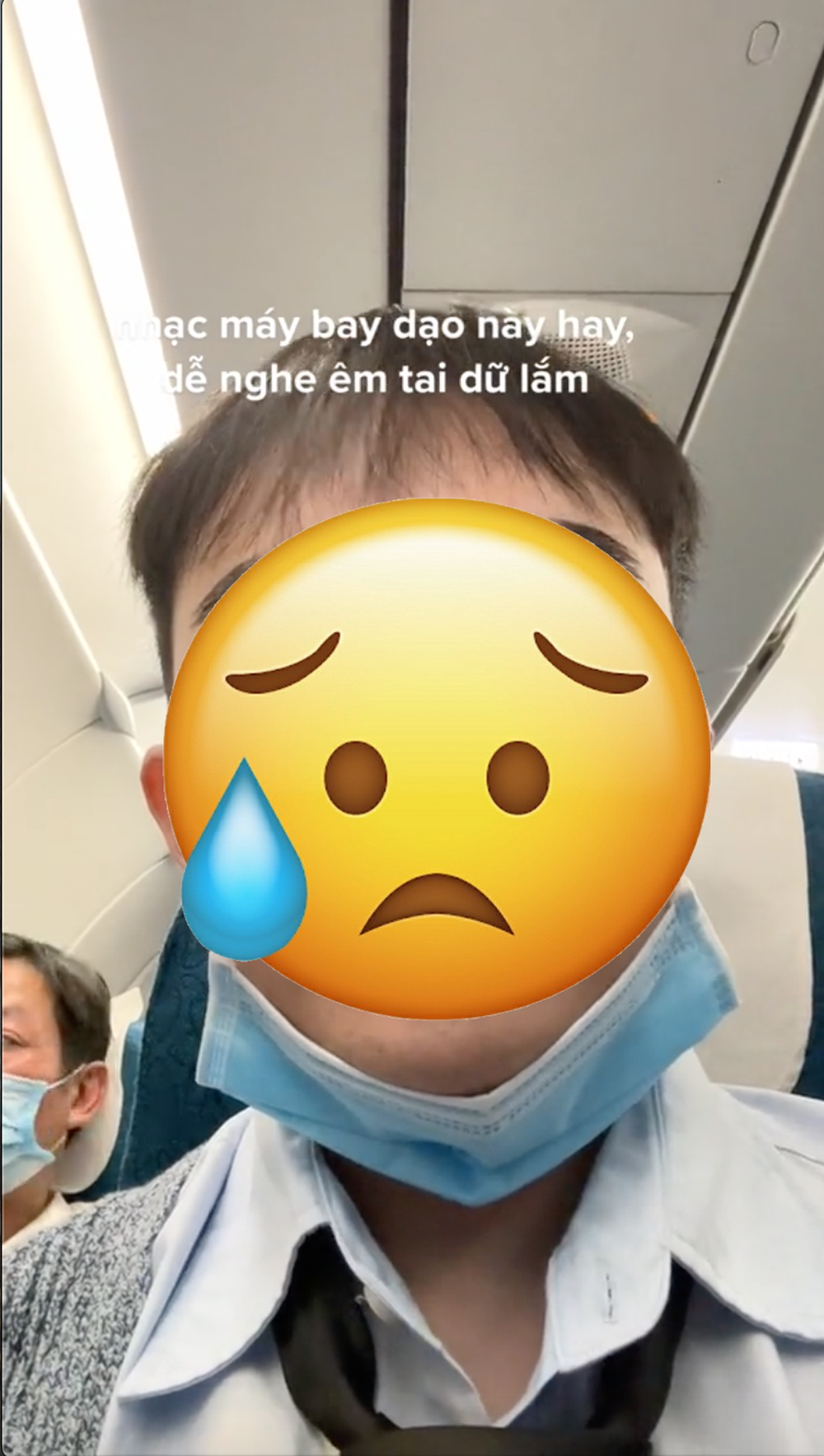 Trẻ em khóc ầm ĩ trên máy bay làm ảnh hưởng đến hành khách khiến dân tình tranh cãi: Không có người sai, chỉ có người cần được thông cảm