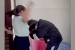 Nữ sinh lớp 8 đánh bạn trong nhà vệ sinh trường, tung clip lên Facebook để khoe chiến tích