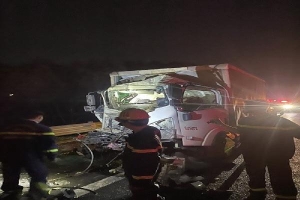 Cứu tài xế ôtô mắc kẹt sau vụ tai nạn trên cao tốc Hà Nội - Hải Phòng