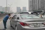 Clip: Tài xế ôtô Porsche chặn đầu, nhổ nước bọt vào xe khác ở Hà Nội